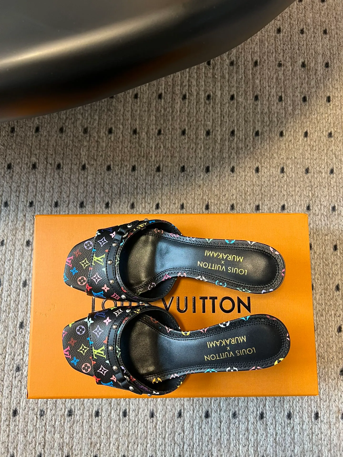 👟👟Ex-factory price 480👟👟 * 25ss spring and summer new style black and white three-color cat-heeled flat sandals. It is difficult not to doubt whether it borrowed from the Tang Dynasty's Tang Sancai as a basis and innovated it into the classic LV logo. It used color and the large area of ​​the upper as a contrast to create a white or black three-color element style on the upper, creating another classic style! Super greasy on feet! Indescribable fashion! It’s easy to match every day, and it’s very relevant to the changes and development of the times! Kitten heels are super easy to wear and give your feet a full summer vibe! Material: Original customized fabric Lining: Cow lining Outsole: Genuine leather outsole imported from Italy Shoe size: 35-41 (40.41 customized non-returnable